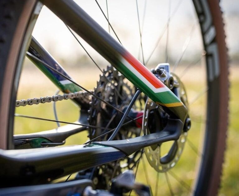 Cadre de vélo et dérailleur, focus sur la chaîne.