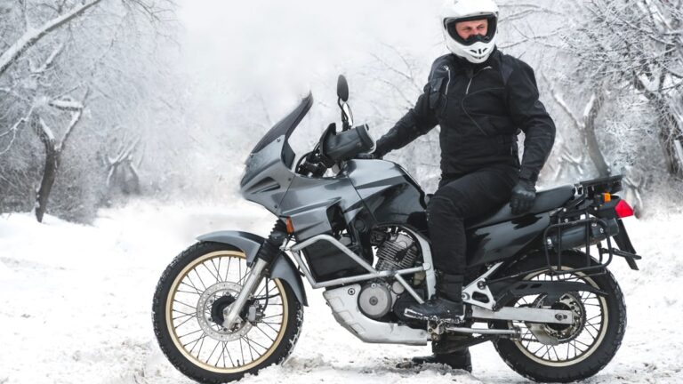 Motard sur moto en hiver neigeux.